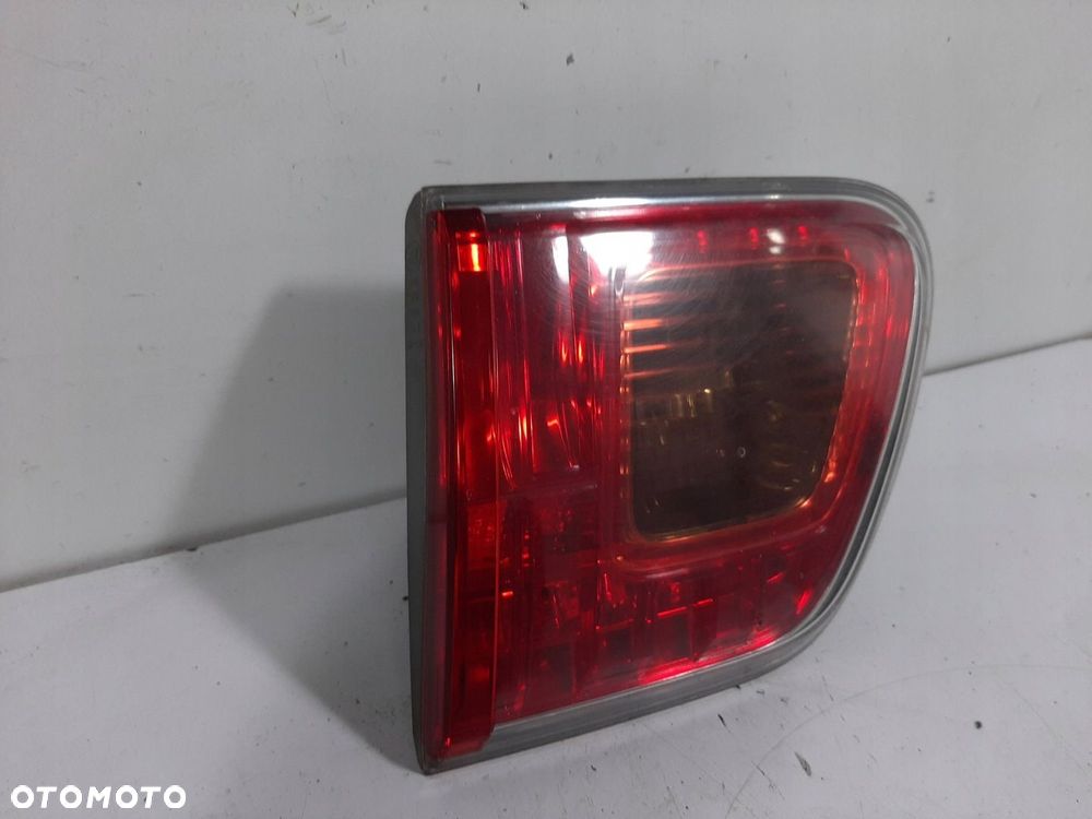 TOYOTA AVENSIS T27 KOMBI 09R LAMPA W KLAPE PRAWA TYL - 3