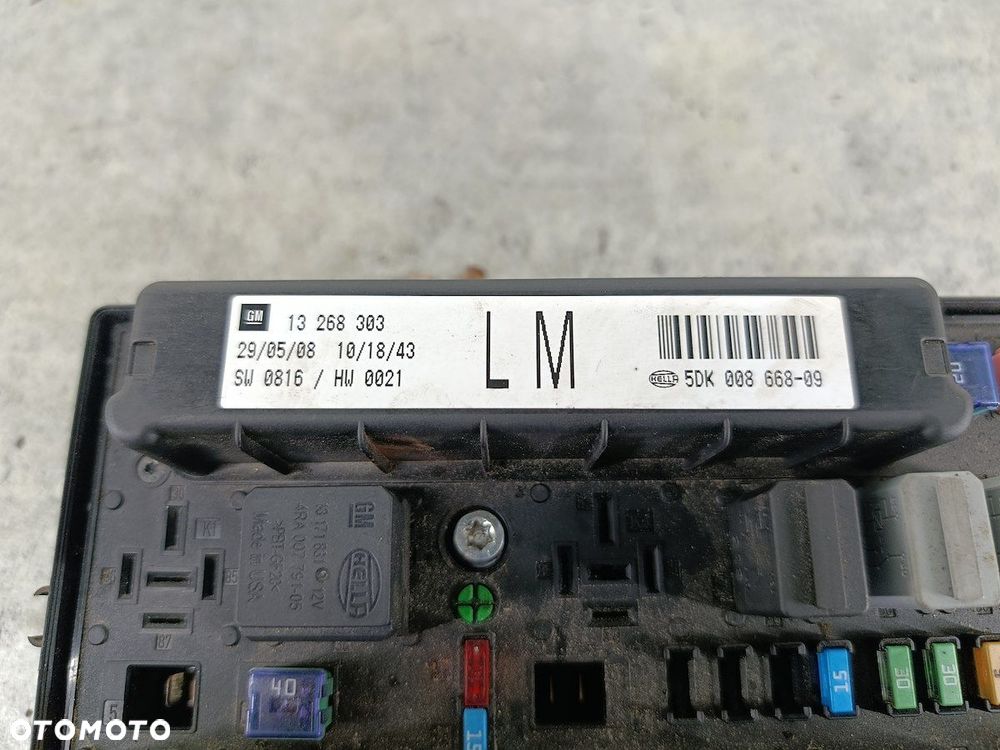SKRZYNKA BEZPIECZNIKÓW ZEWNĘTRZNA OPEL ASTRA H 13268303 5DK008668-09  HELLA - 5