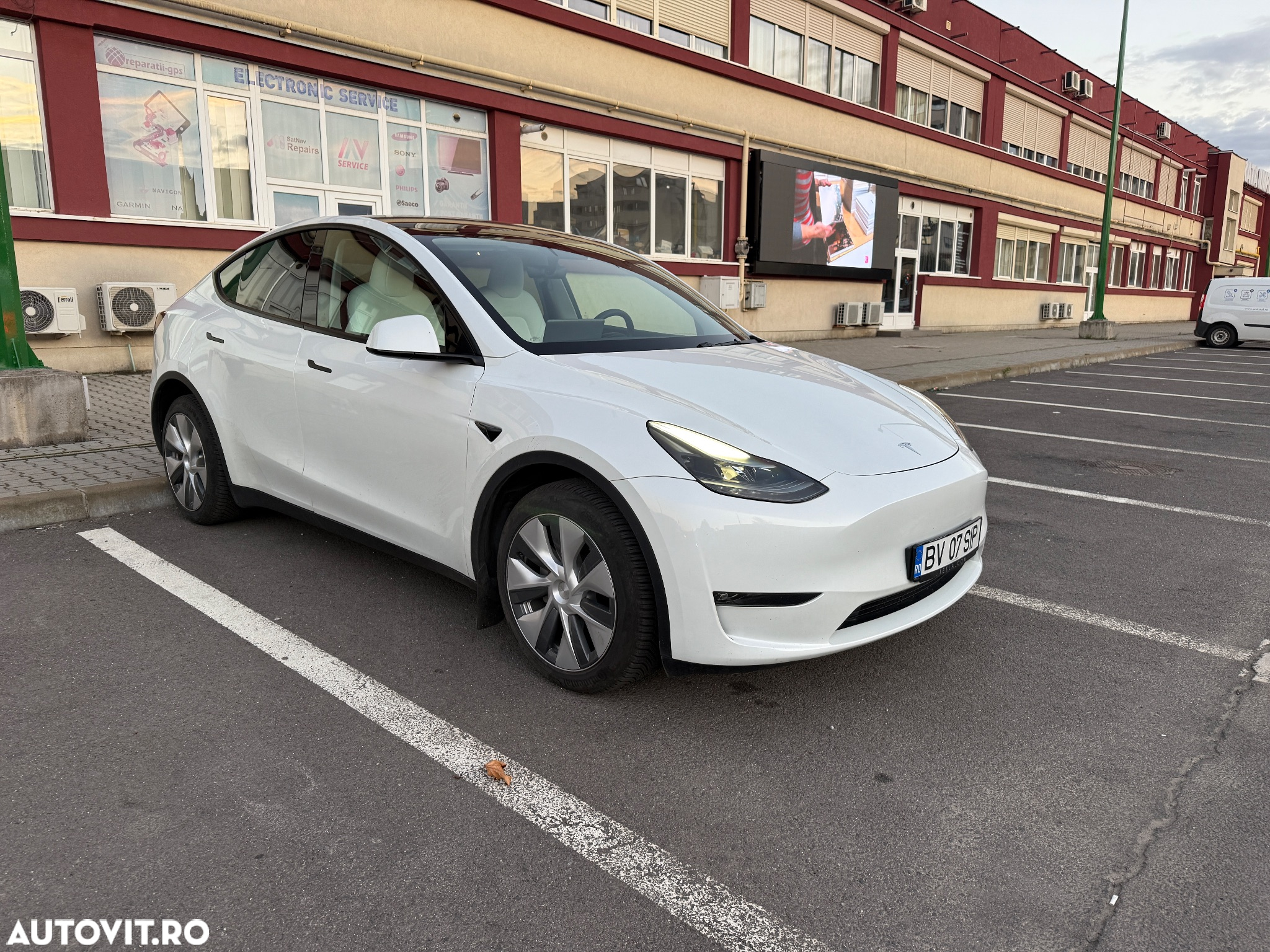 Tesla Model Y Long Range Dual Motor AWD - 2