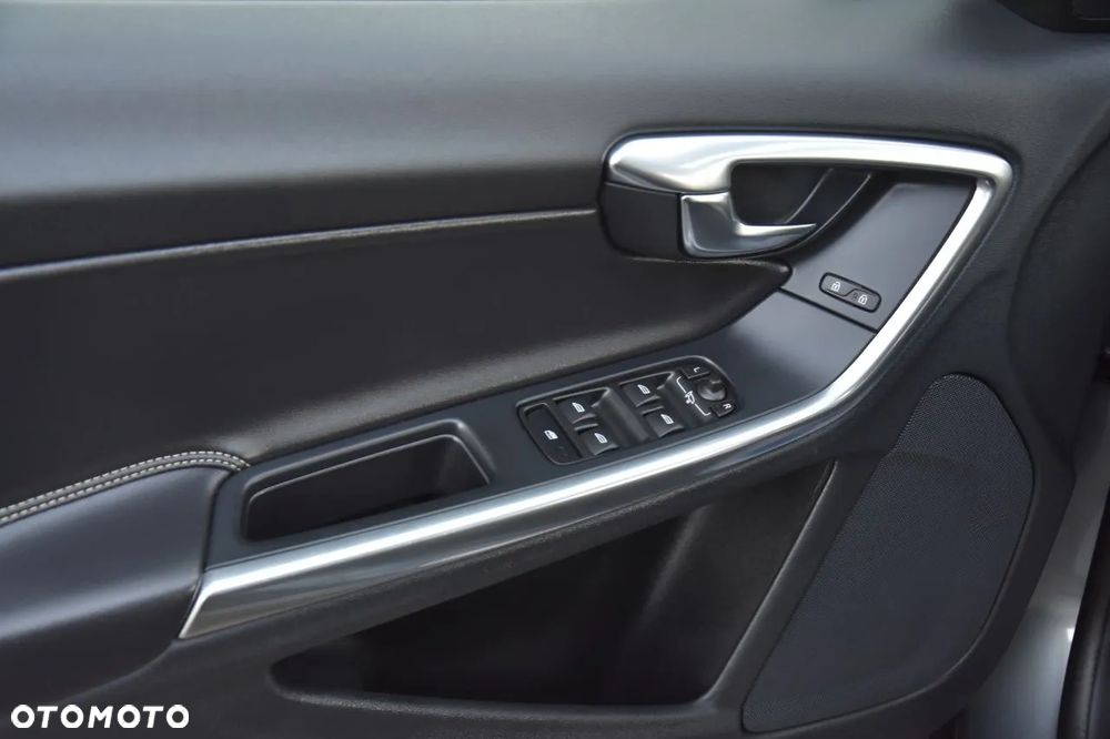 Volvo V60 D3 AWD Geartronic R-Design - 17