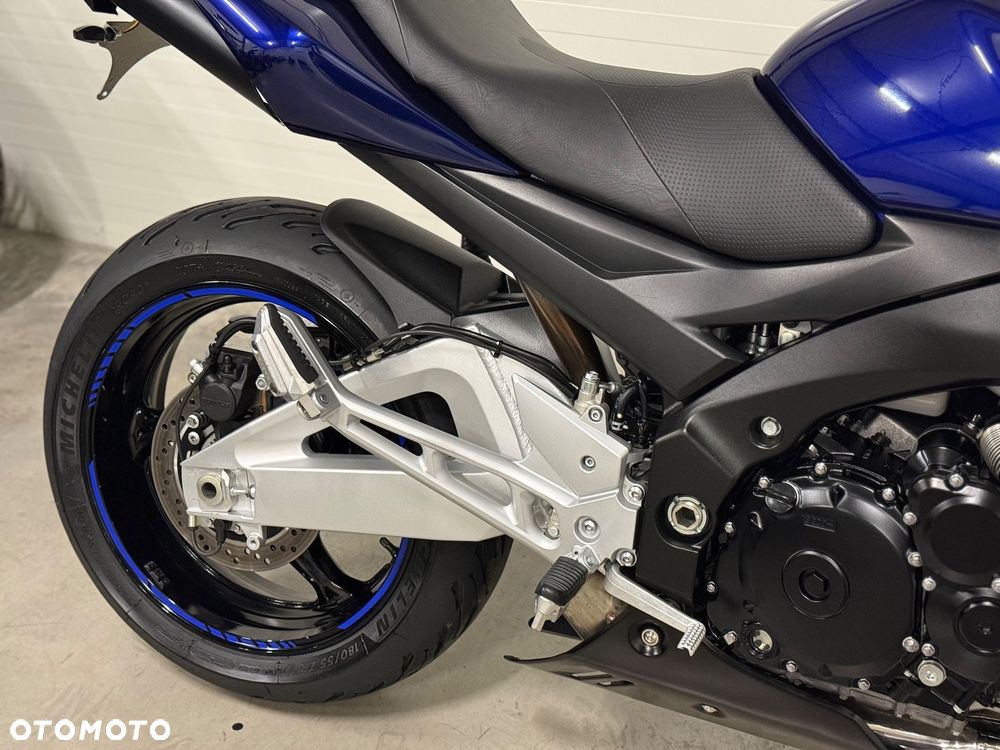 Suzuki GSR - 14