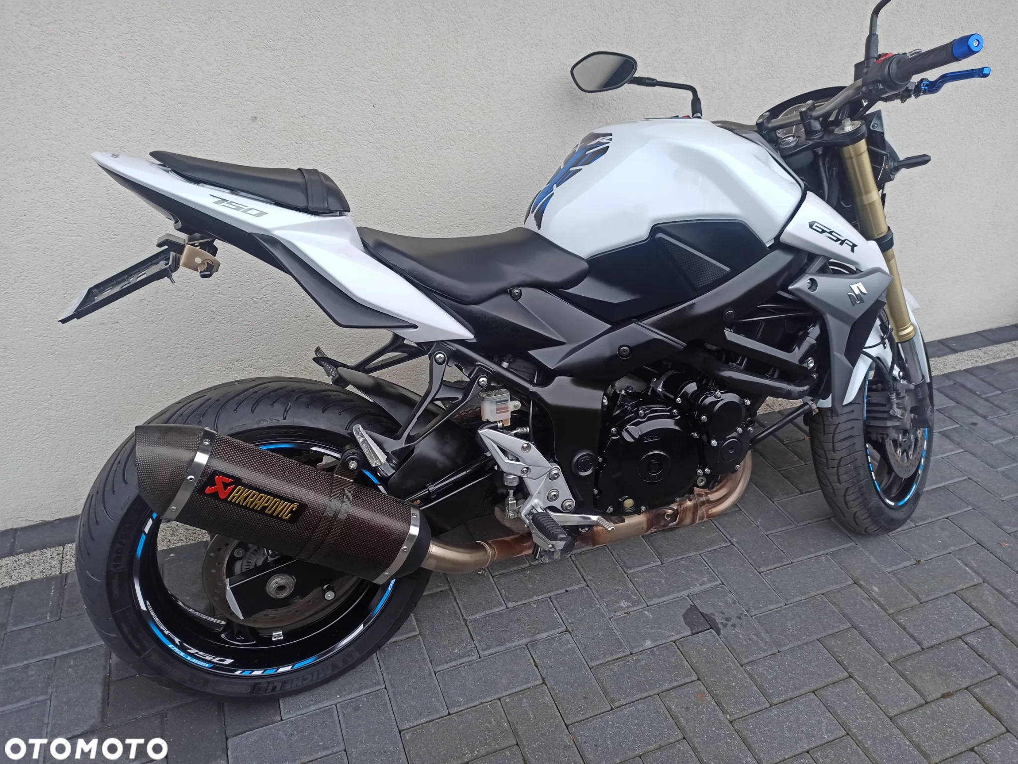 Suzuki GSR - 8