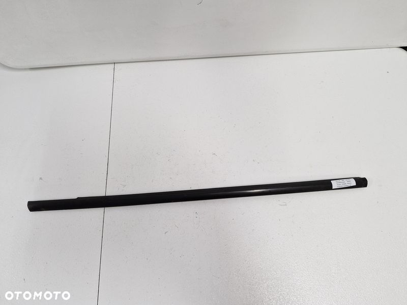 FIAT 500L 500 L LISTWA ZGARNIAJĄCA DRZWI PRAWY PRZÓD PRAWA PRZEDNIA CZARNA - 1