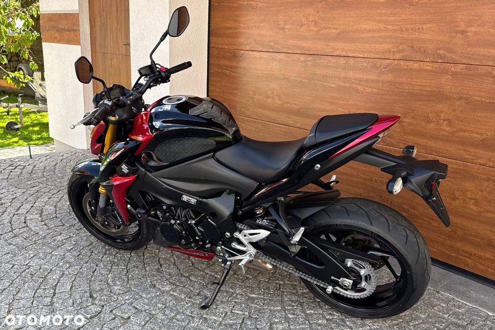 Suzuki GSX - 16