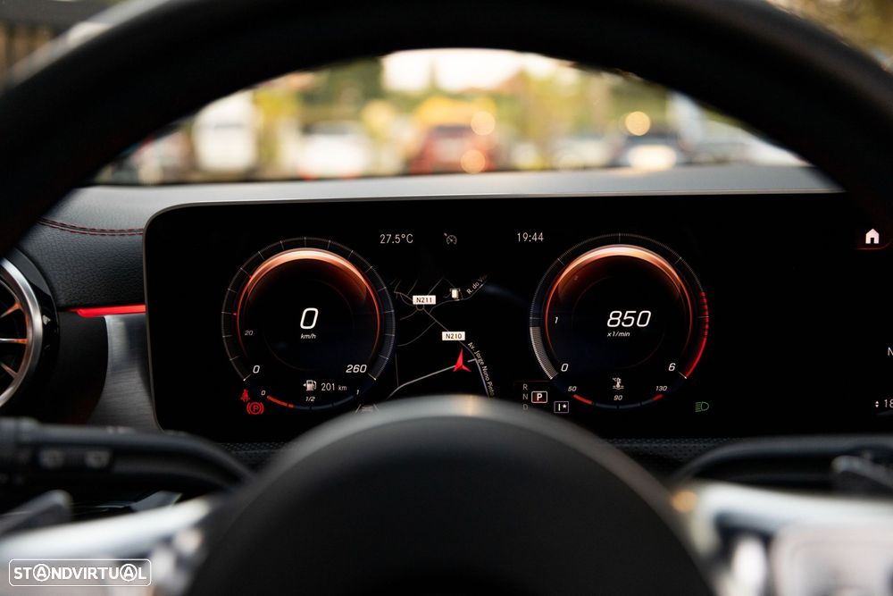Mercedes-Benz CLA 180 - 40