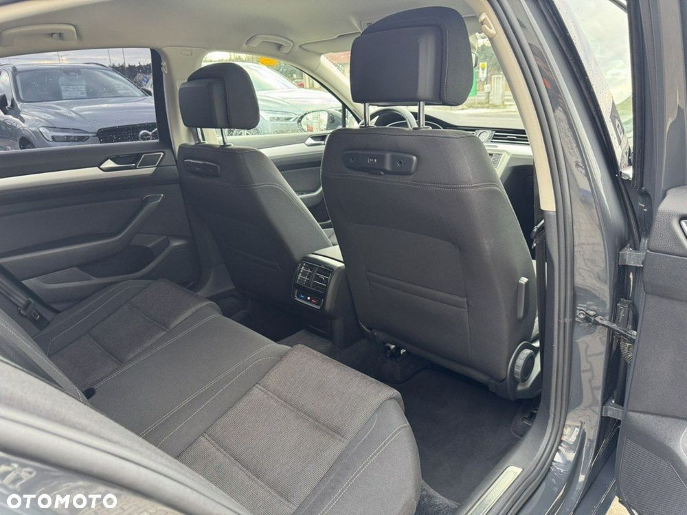 Volkswagen Passat 1.6 TDI SCR DSG Comfortline - 24