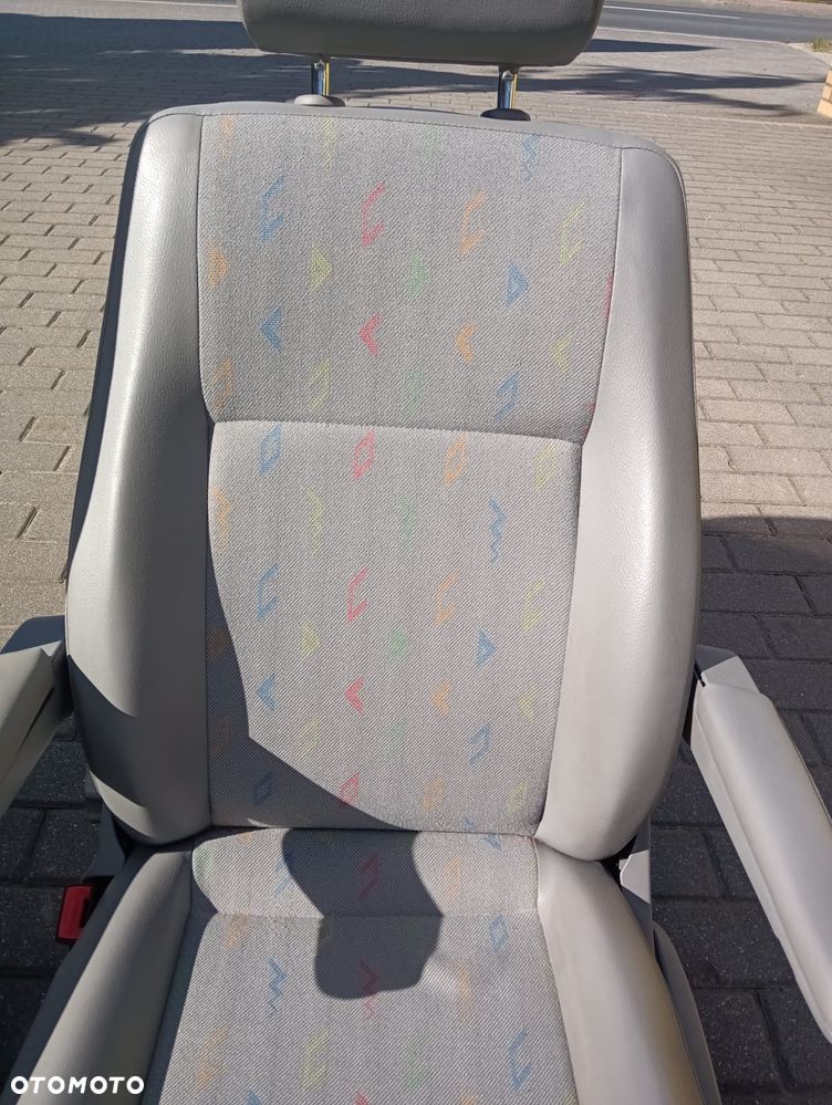 Fotel kierowcy z podłokietnikami podgrzewany VW T5 - 4