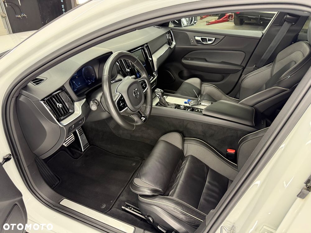 Volvo V60 D4 Geartronic R-Design - 19
