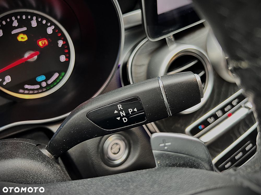 Mercedes-Benz Klasa C 200 4Matic 9G-TRONIC - 33