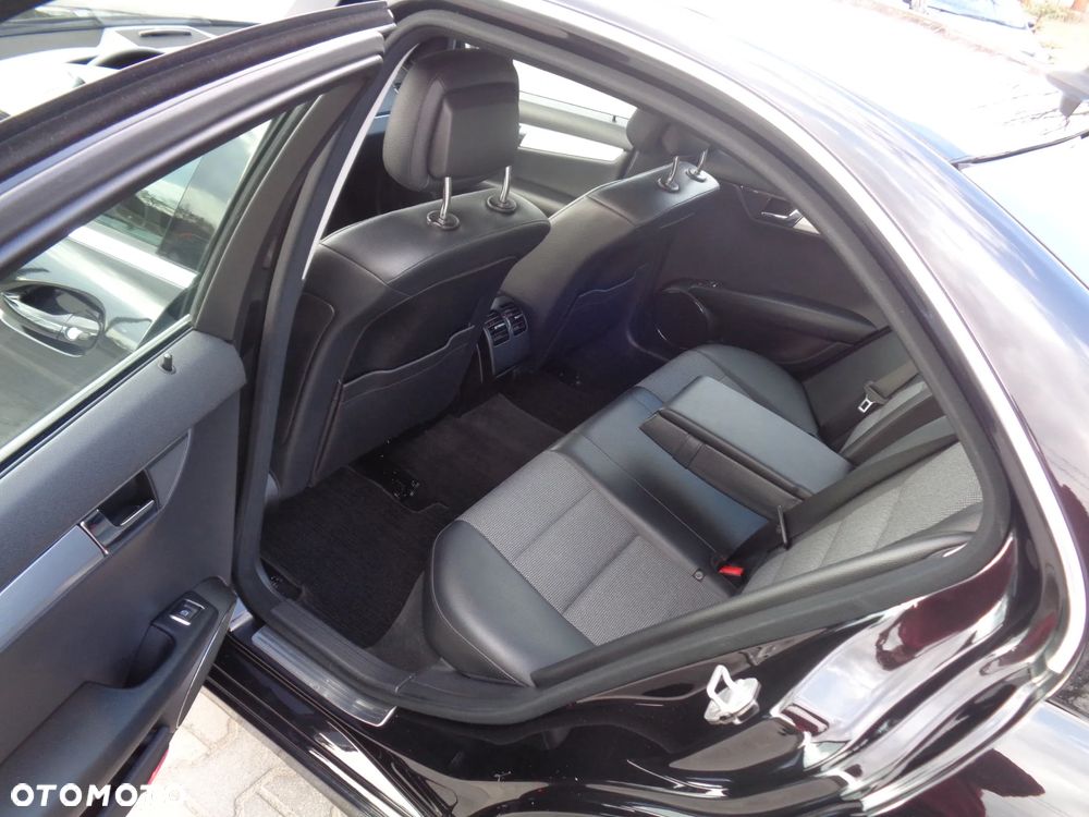 Mercedes-Benz Klasa C 180 CGI BlueEFFICIENCY Avantgarde - 15