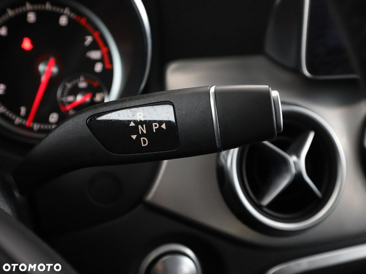 Mercedes-Benz GLA 180 7G-DCT Activity Edition - 32