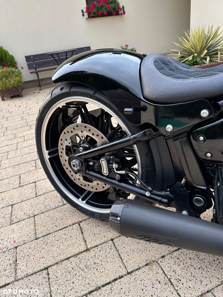 Harley-Davidson Softail Breakout - 9