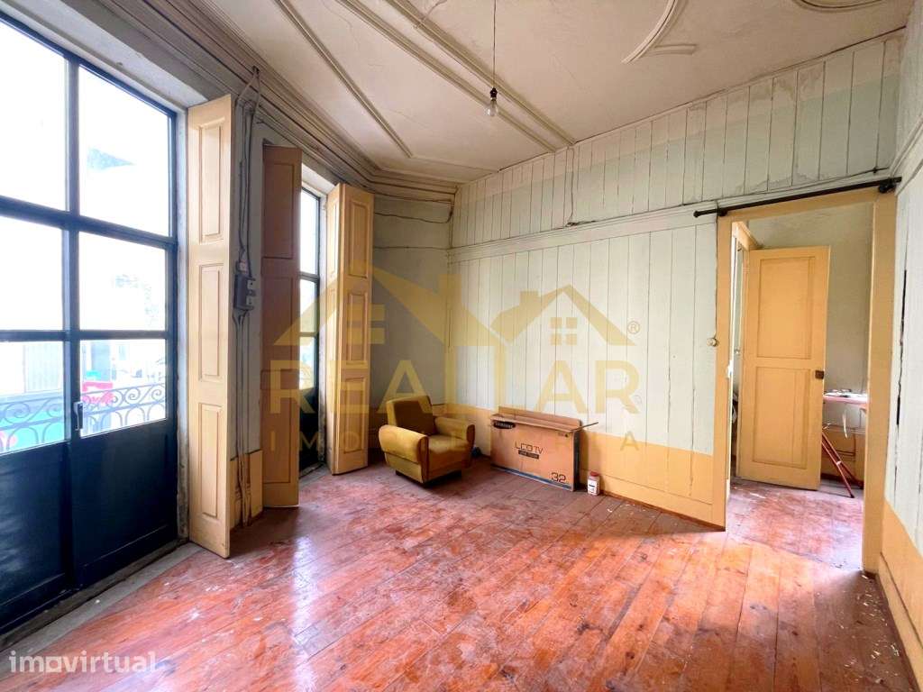 Prédio no centro do Porto com enorme potencial financeiro - Grande imagem: 3/25