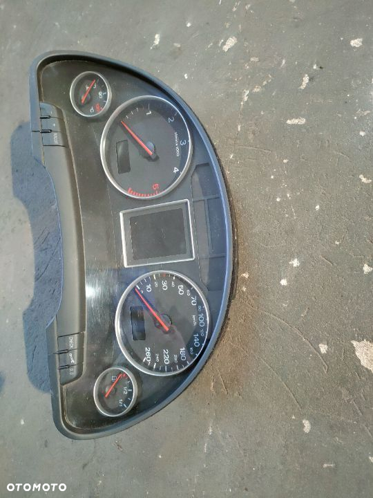 Licznik Audi A4 B6  2,5tdi  8E0920930T  Europa
