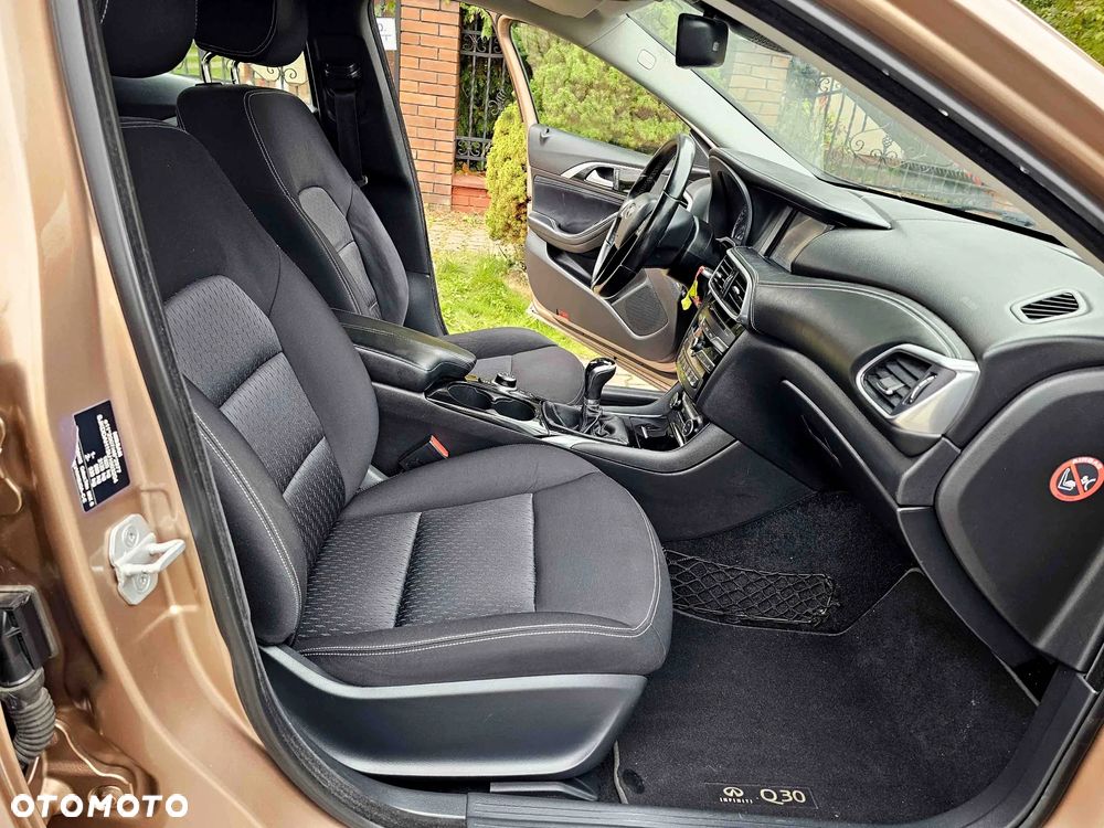 Infiniti Q30 1.6t Premium - 21
