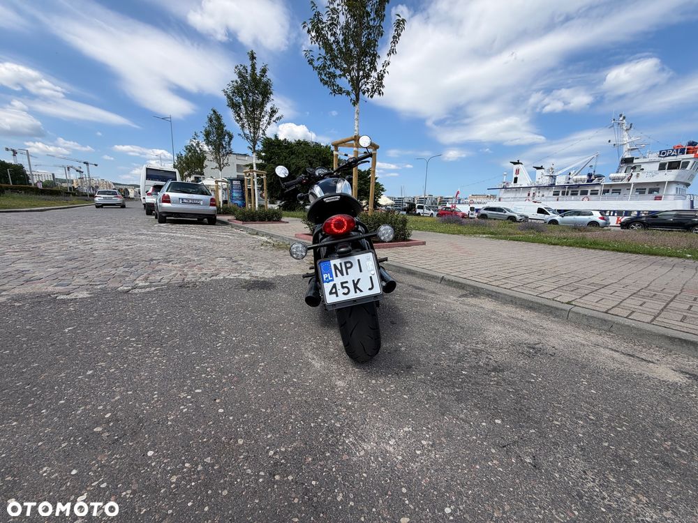Triumph Bonneville Bobber - 4