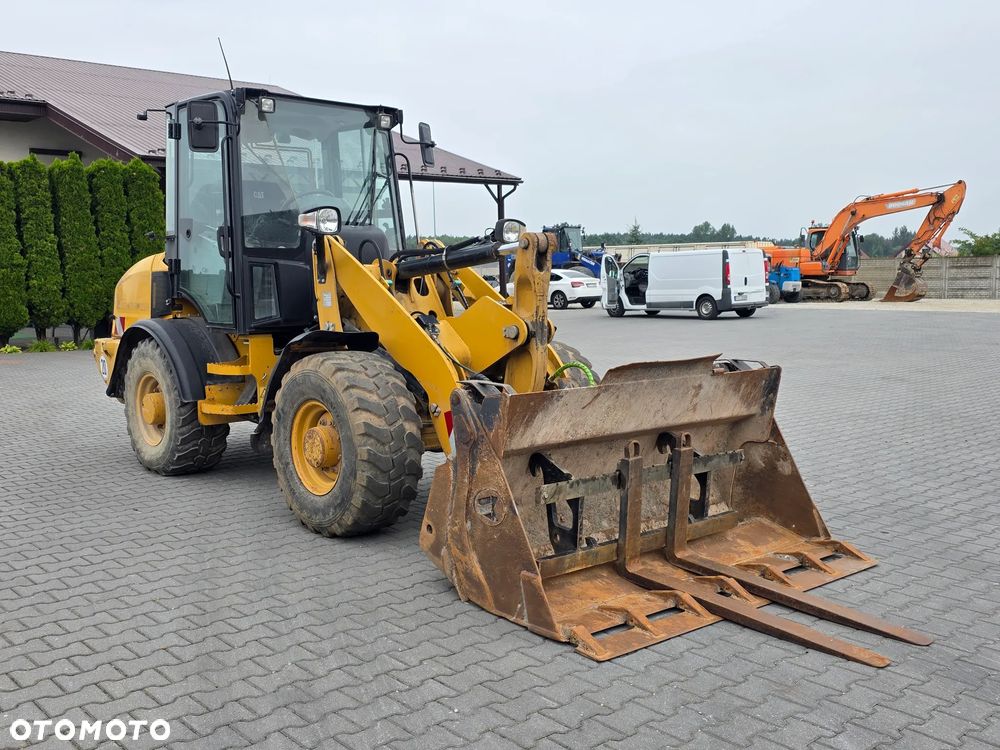 Caterpillar 907H, 2012 ROK, 4100 MTH, ŁYŻKA OTWIERANA + WIDŁY - 7