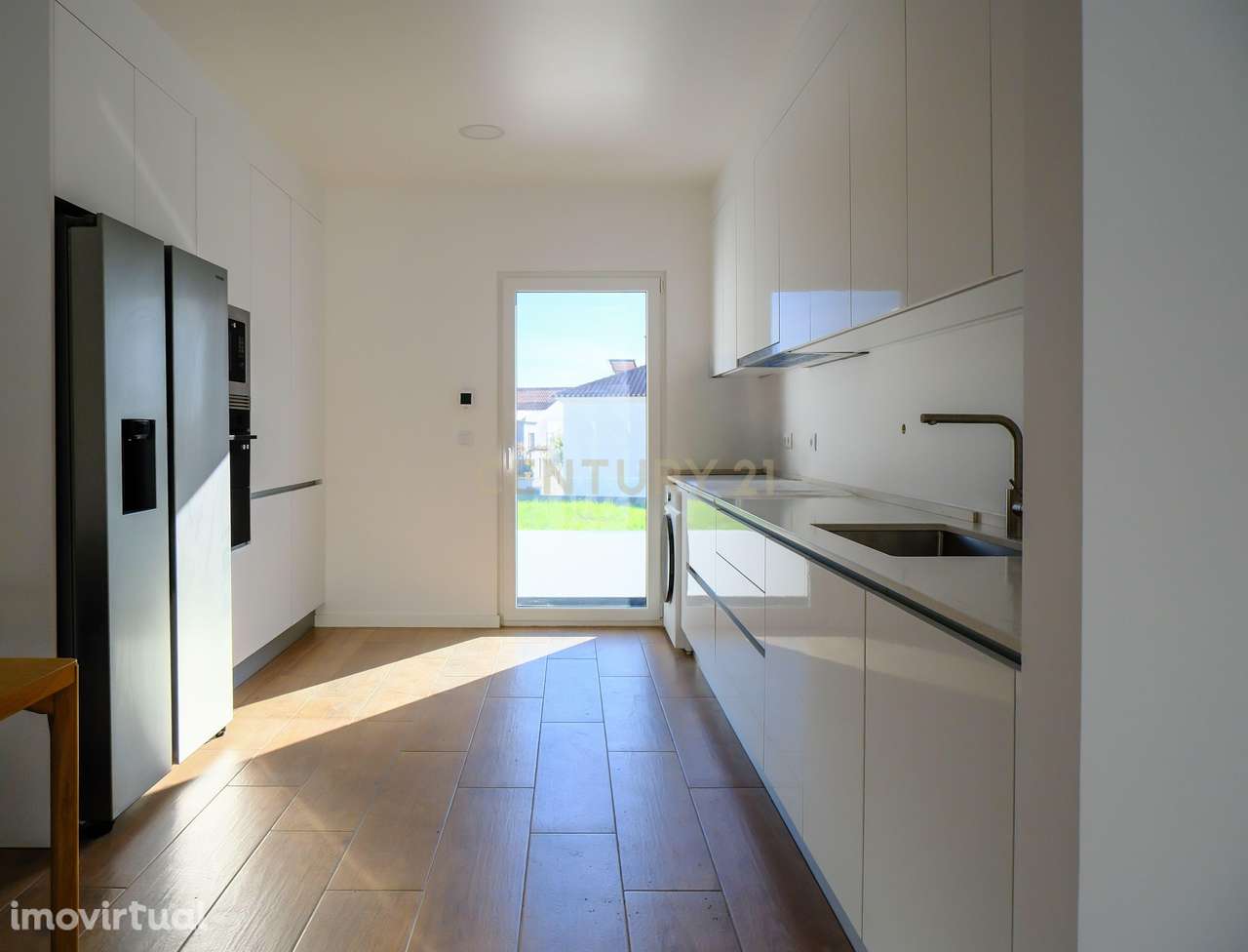 Casa T3 Nova com Jardim e Piscina – Conforto, Privacidade e Sol o Dia - Grande imagem: 2/11