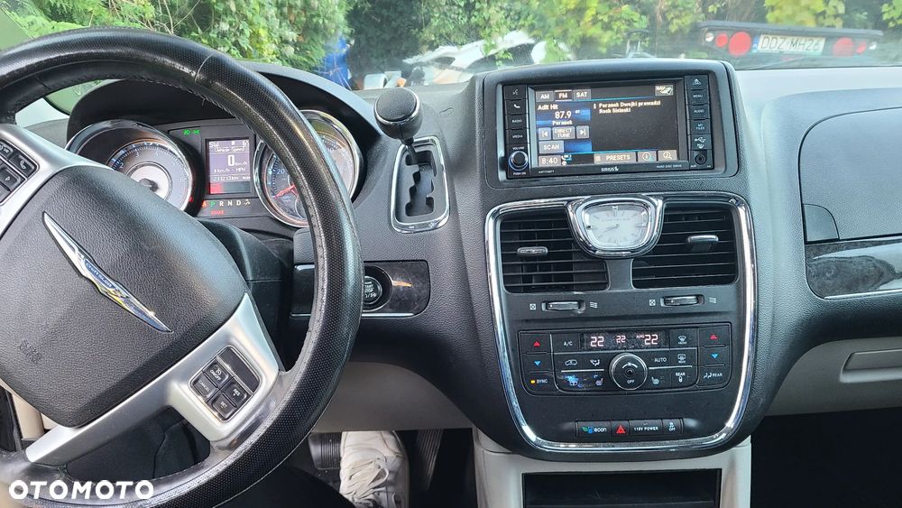 Chrysler Town & Country - 8