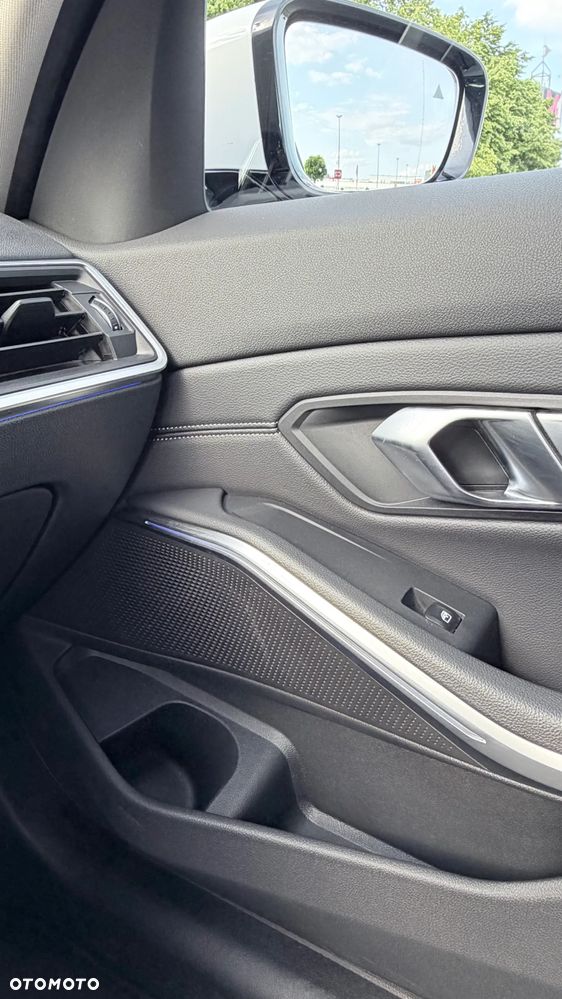 BMW Seria 3 318i Sport Line - 23