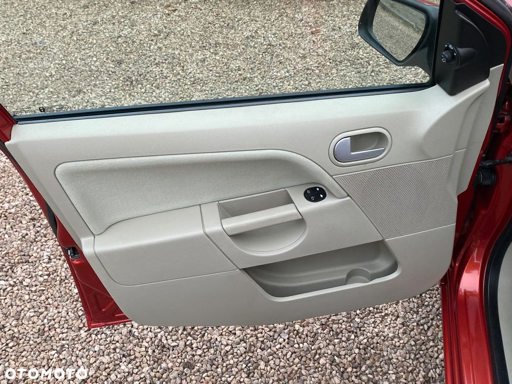 Ford Fiesta 1.4 Ghia - 32