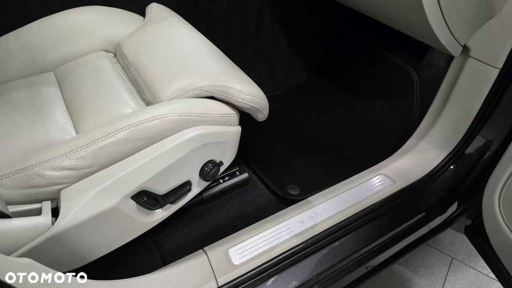 Volvo XC 60 B4 D AWD Inscription - 17