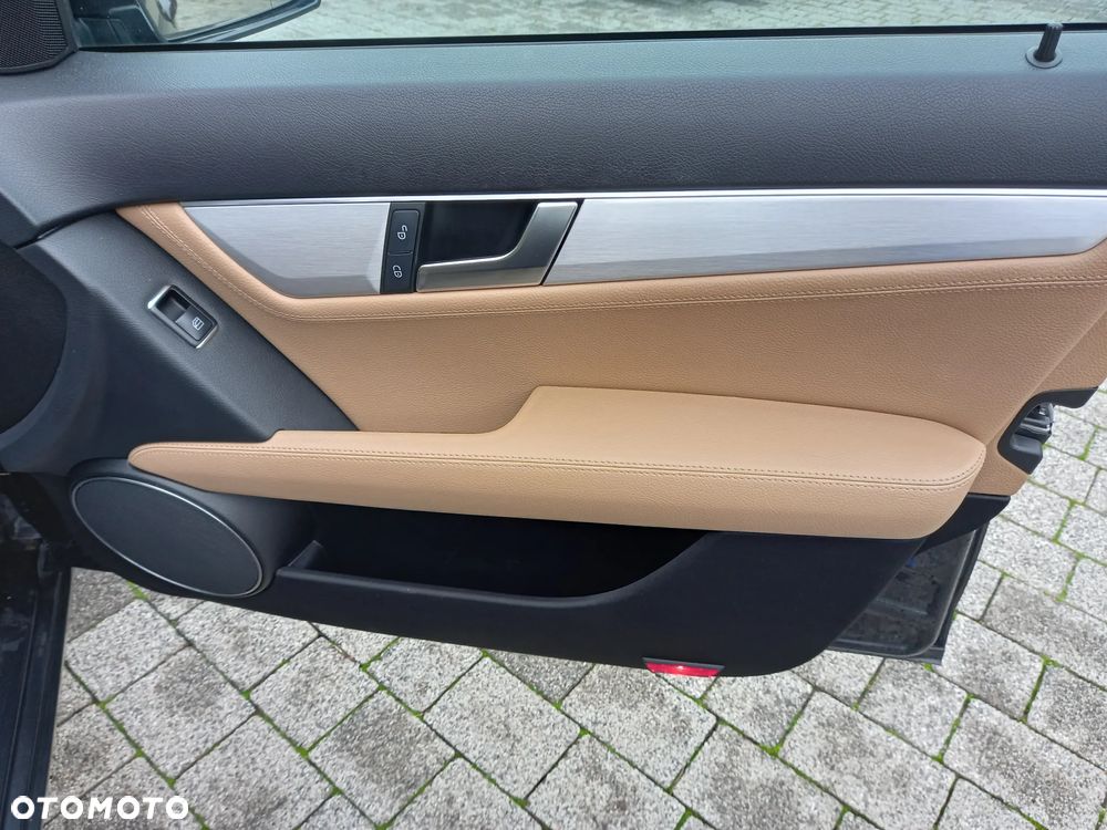 Mercedes-Benz Klasa C 250 CGI Automatik BlueEFFICIENCY Avantgarde - 26