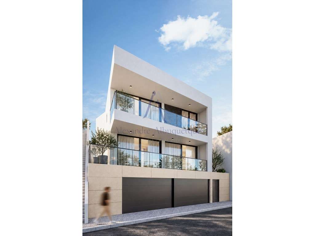 Moradia para reabilitar em Sesimbra ( Santiago ), com vista mar.