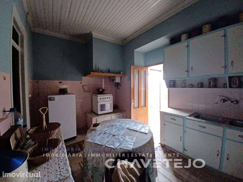 Casa de habitação e armazém com logradouro em aldeia. - Grande imagem: 3/30