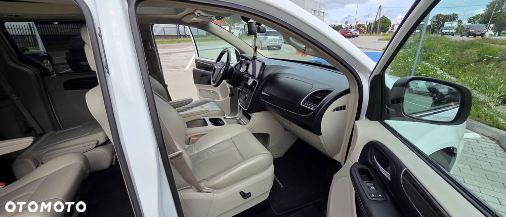 Chrysler Town & Country 3.6 Limited - 14