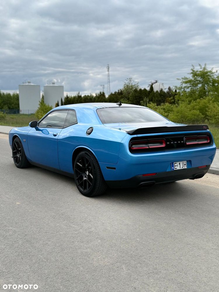 Dodge Challenger - 8