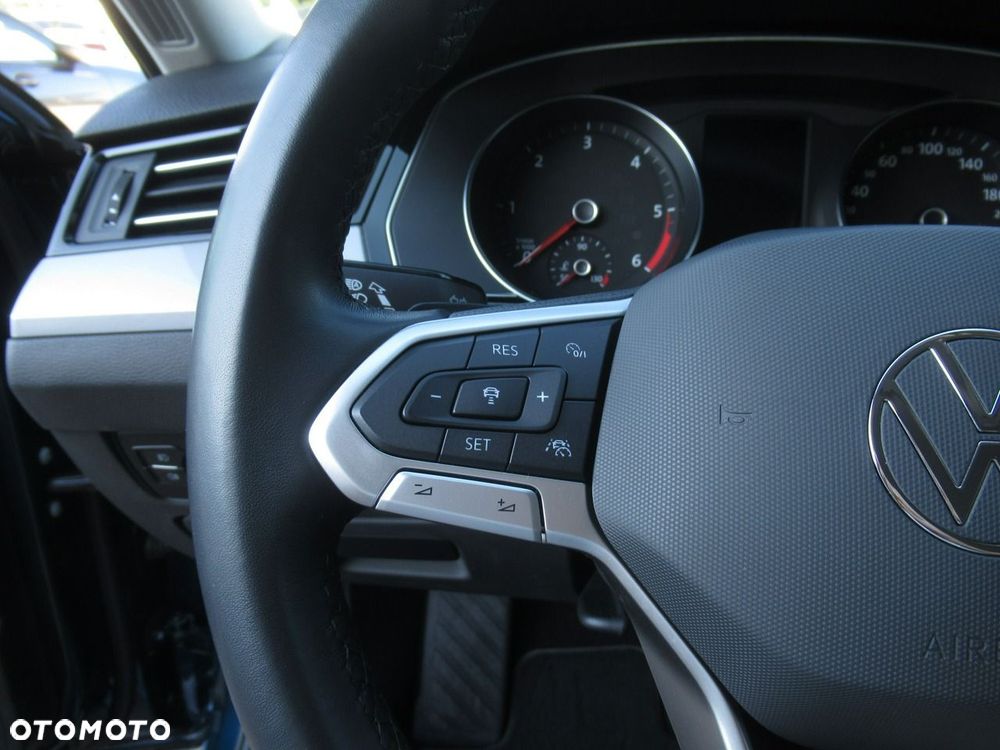 Volkswagen Passat - 13