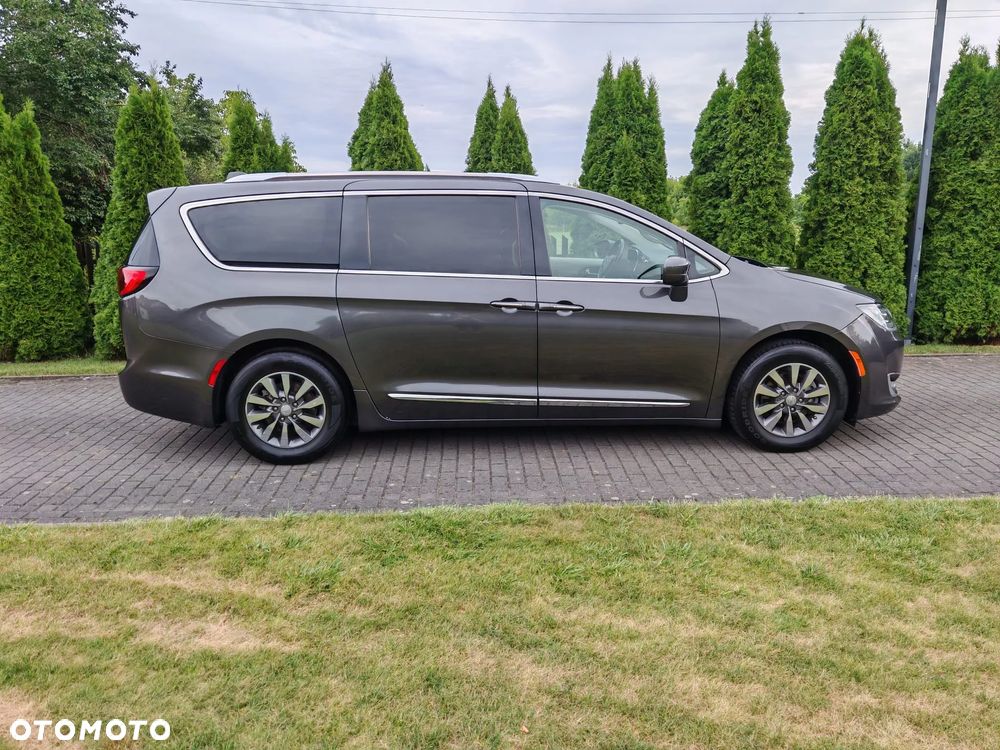 Chrysler Pacifica - 4