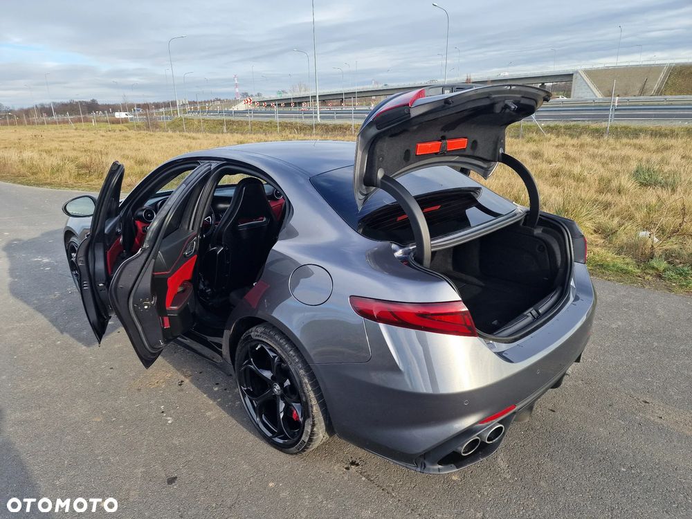 Alfa Romeo Giulia 2.9 V6 Bi-Turbo AT8 Quadrifoglio - 36