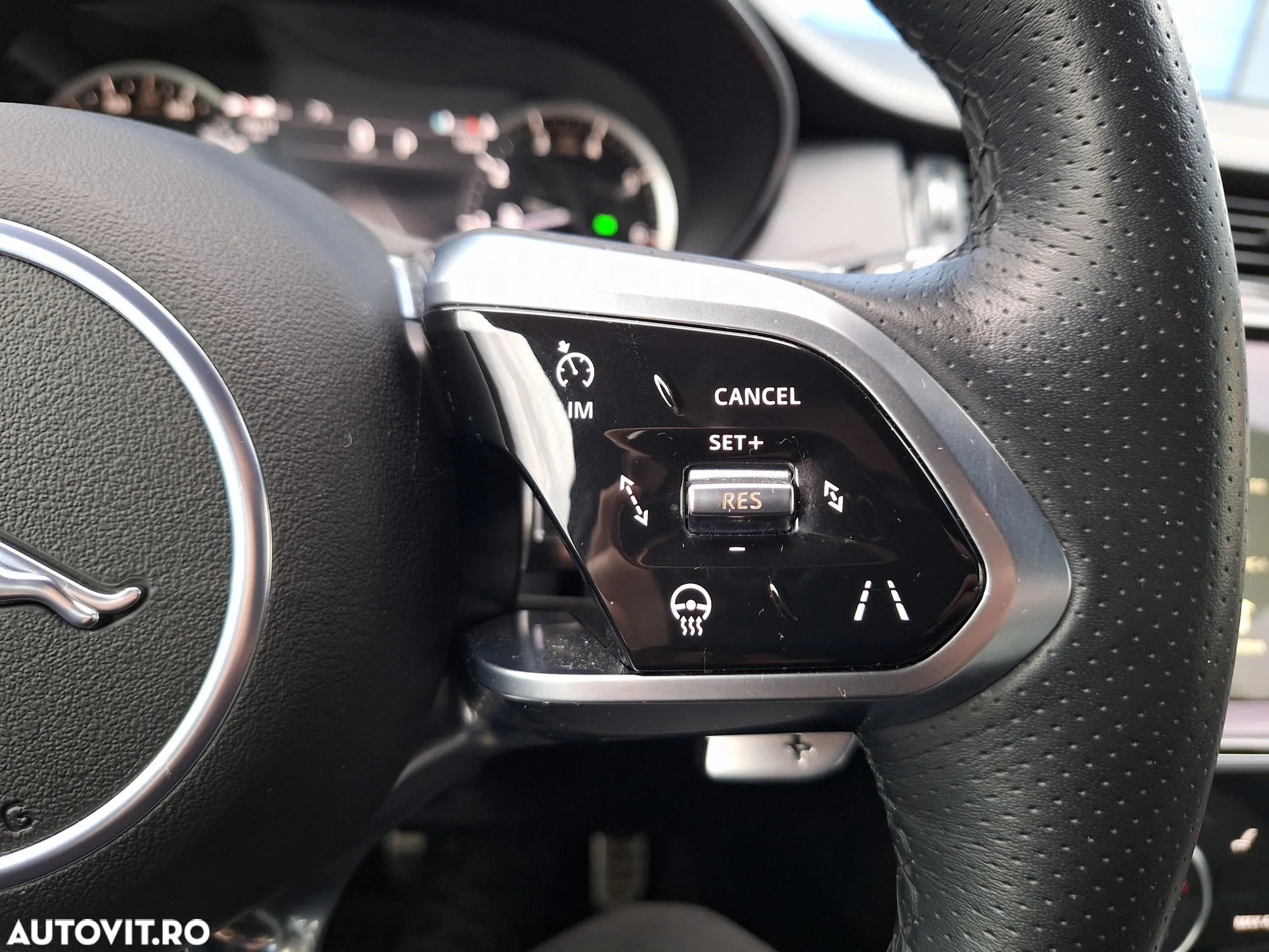Jaguar E-Pace P200 AWD R-Dynamic - 18
