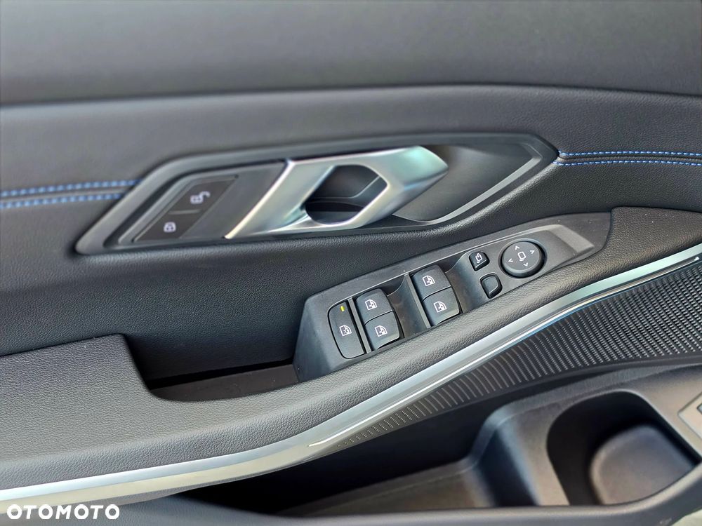 BMW Seria 3 330i xDrive M Sport - 26