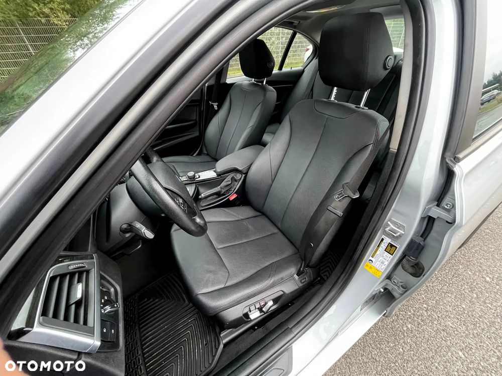 BMW Seria 3 320i Luxury Line - 13