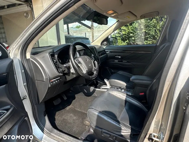 Mitsubishi Outlander 2.0 4WD Plug-In Hybrid - 25