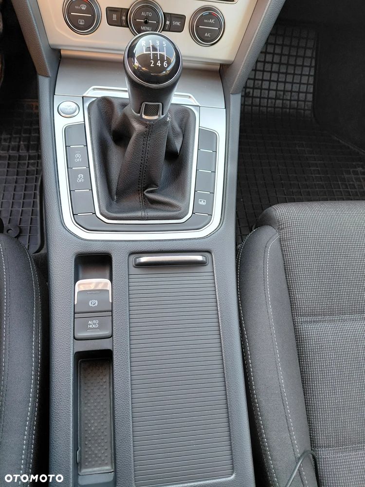 Volkswagen Passat 1.8 TSI BMT Comfortline - 33
