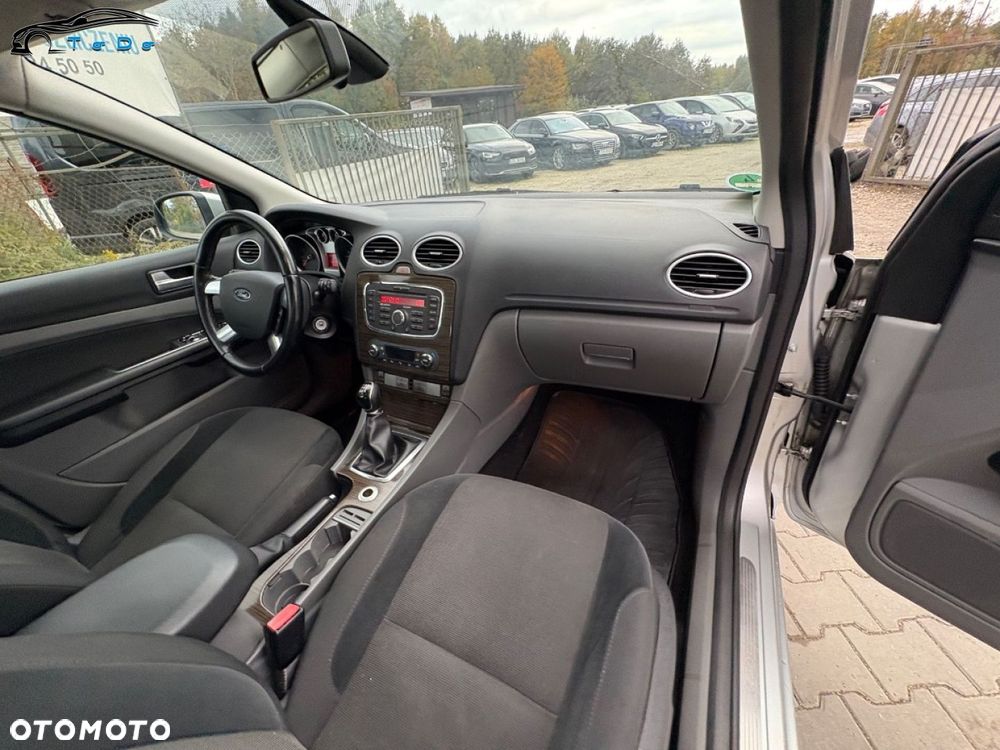 Ford Focus 1.8 FF Ghia - 29