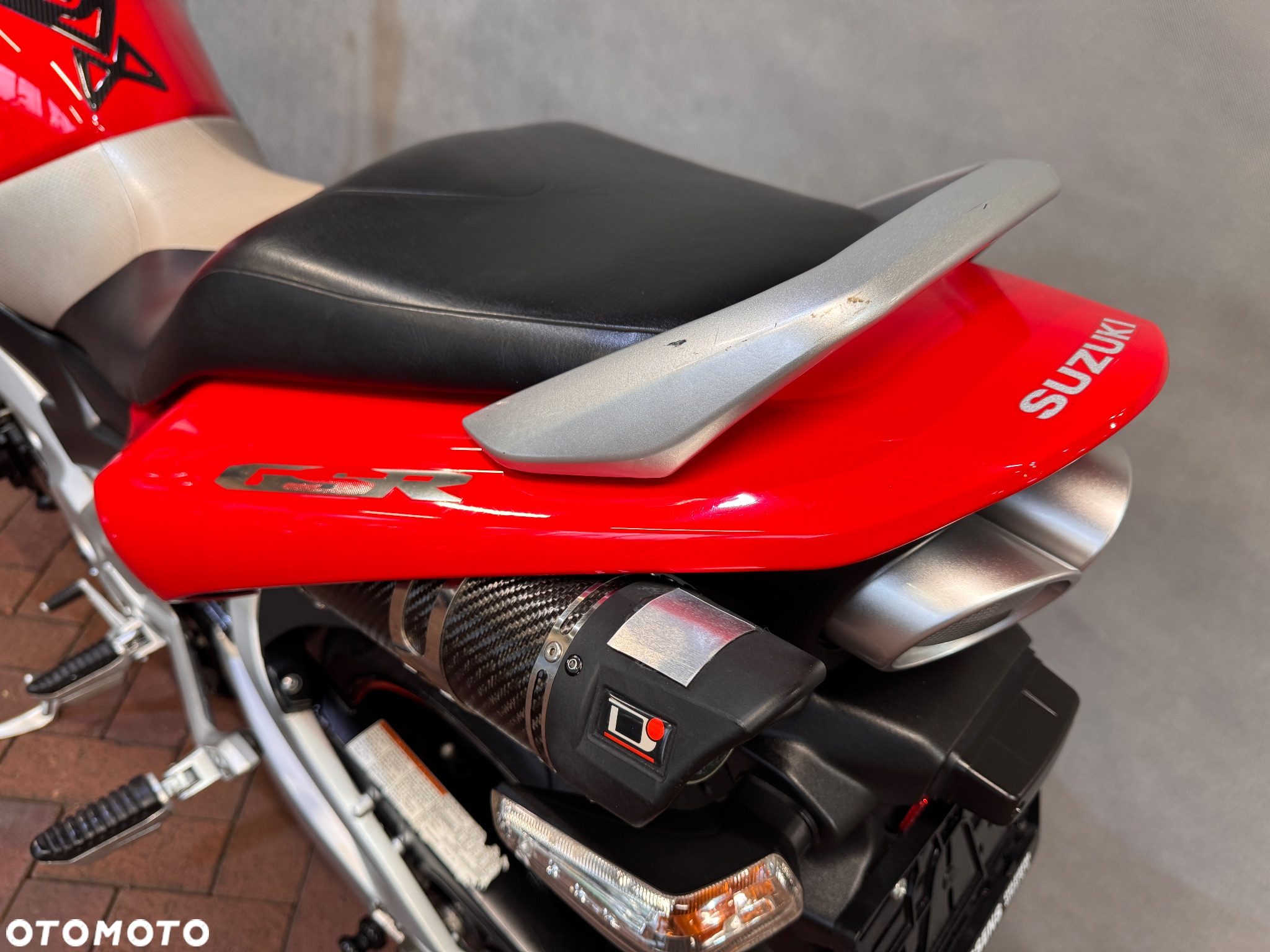 Suzuki GSR - 19