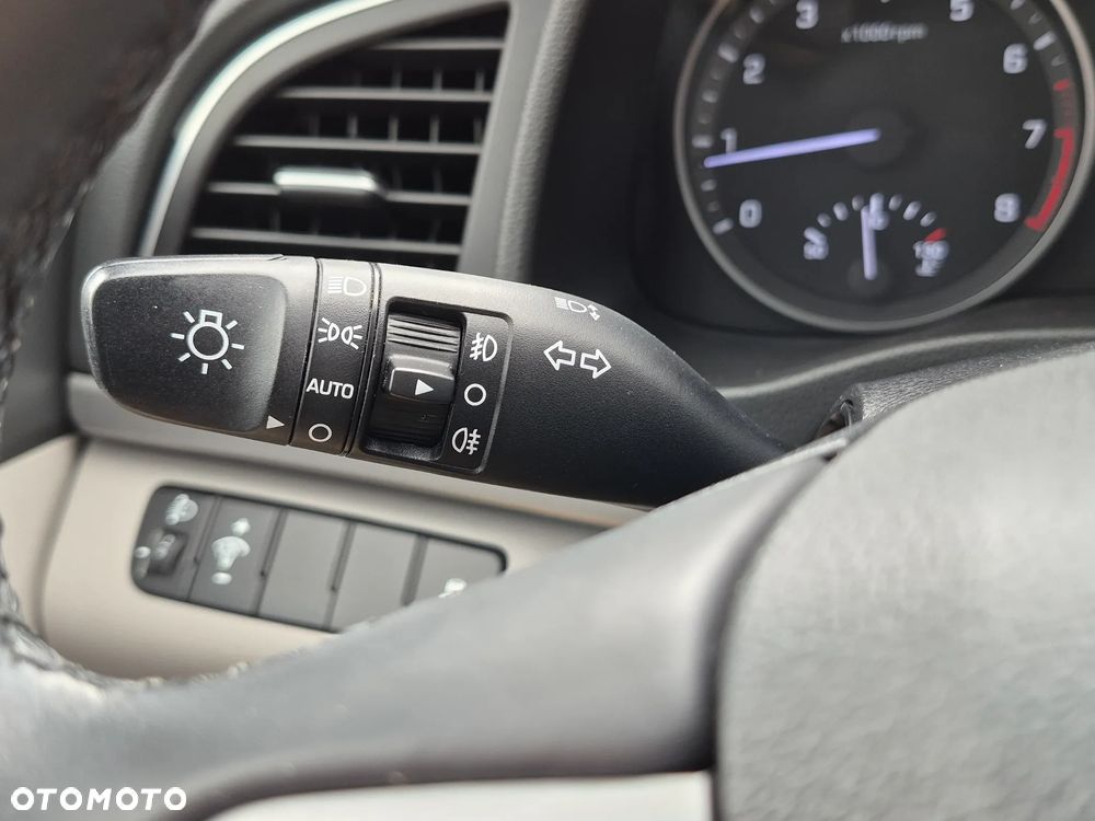 Hyundai Elantra 1.6 Comfort - 23