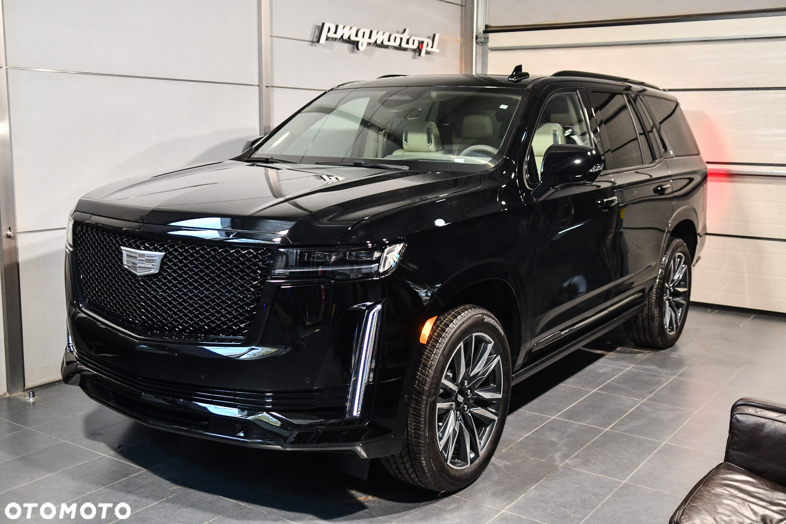 Cadillac Escalade - 2
