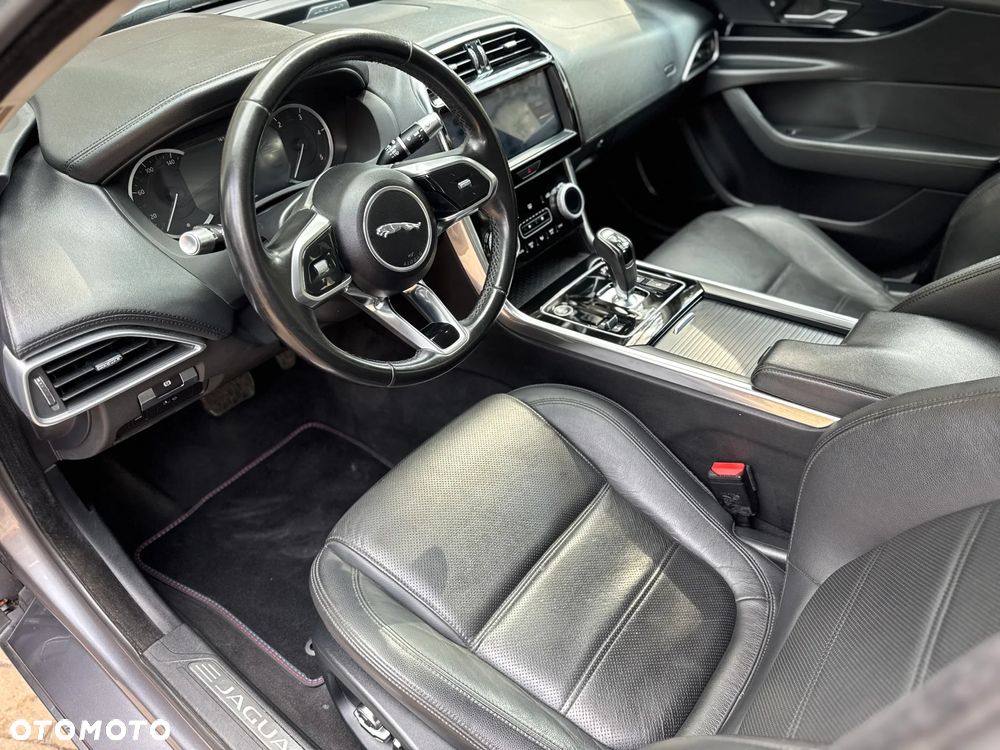 Jaguar XE 2.0 D180 R-Dynamic S - 22