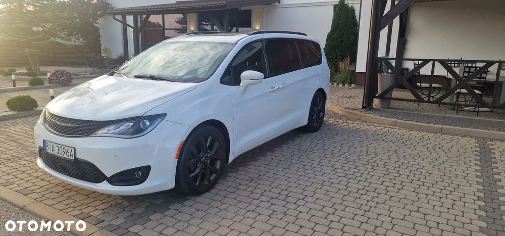 Chrysler Pacifica - 11
