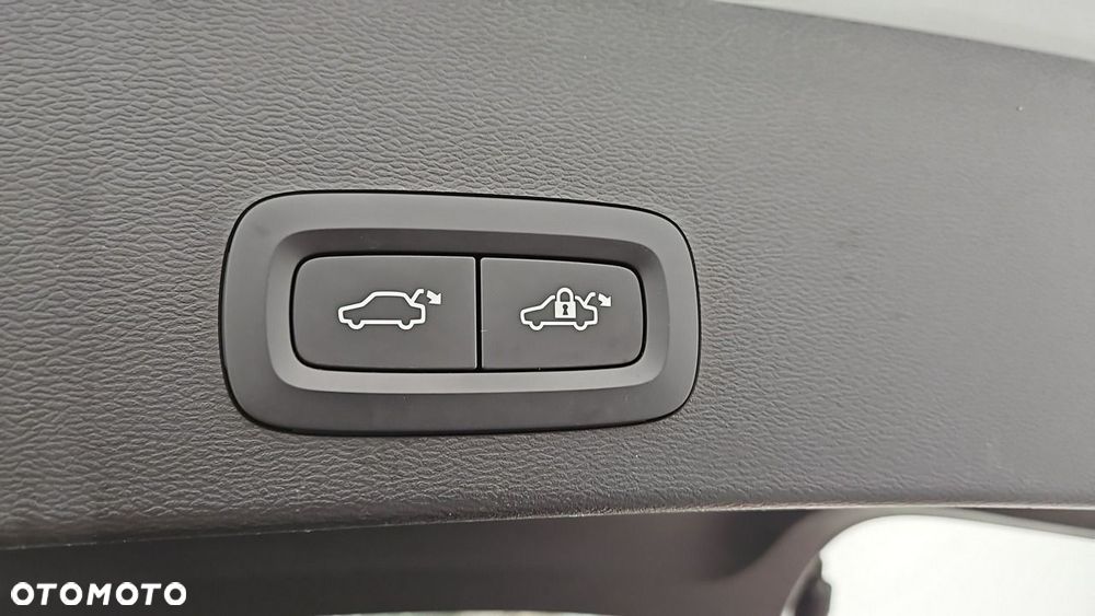 Volvo XC 40 B4 Plus Dark - 25
