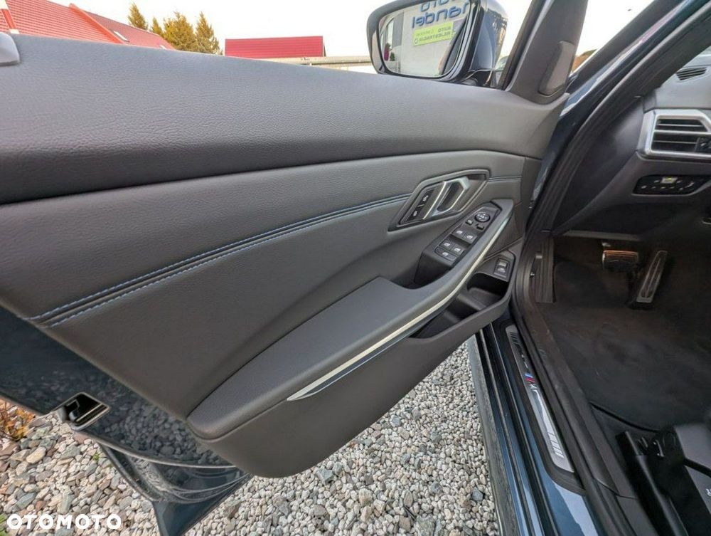 BMW Seria 3 330i xDrive M Sport - 17