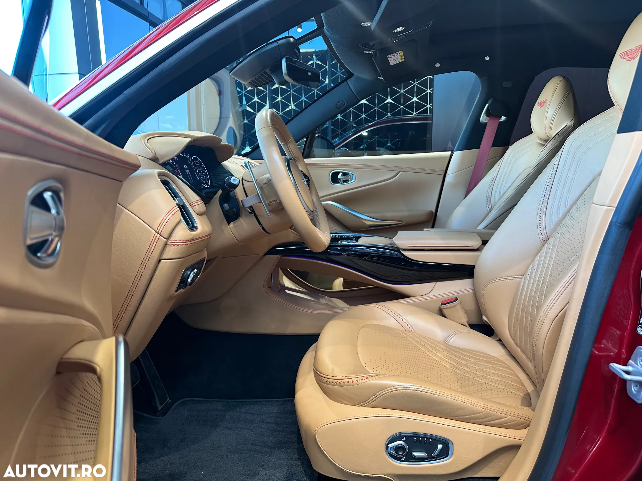 Aston Martin DBX - 8