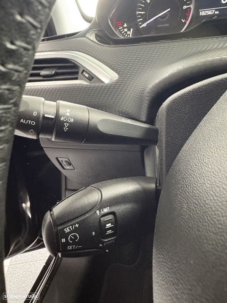 Peugeot 2008 1.2 PureTech Style - 12