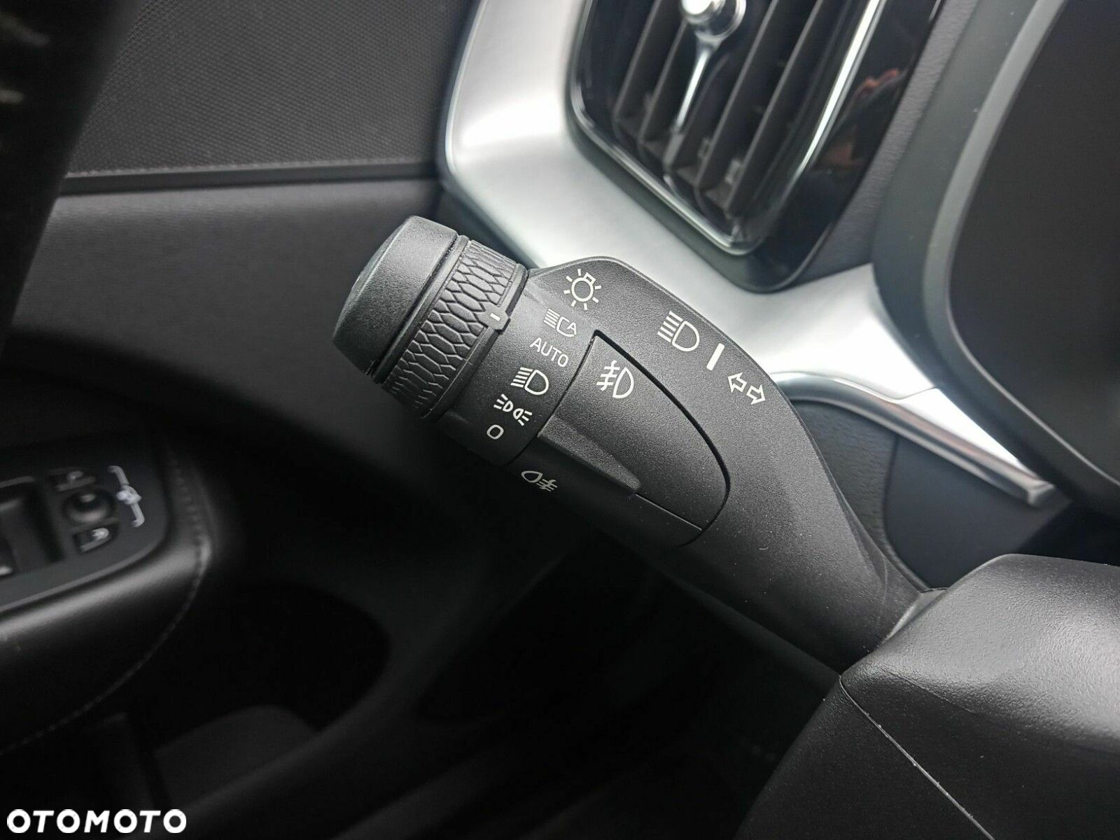 Volvo XC 60 T4 Momentum Pro - 28